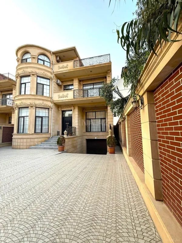 Satılır 9 otaqlı həyət evi 650 m²