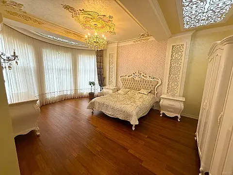 Satılır 9 otaqlı həyət evi 650 m²