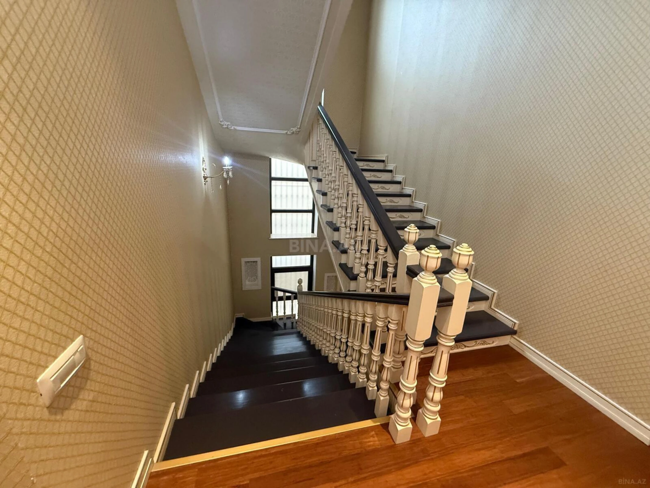 Satılır 9 otaqlı həyət evi 650 m²