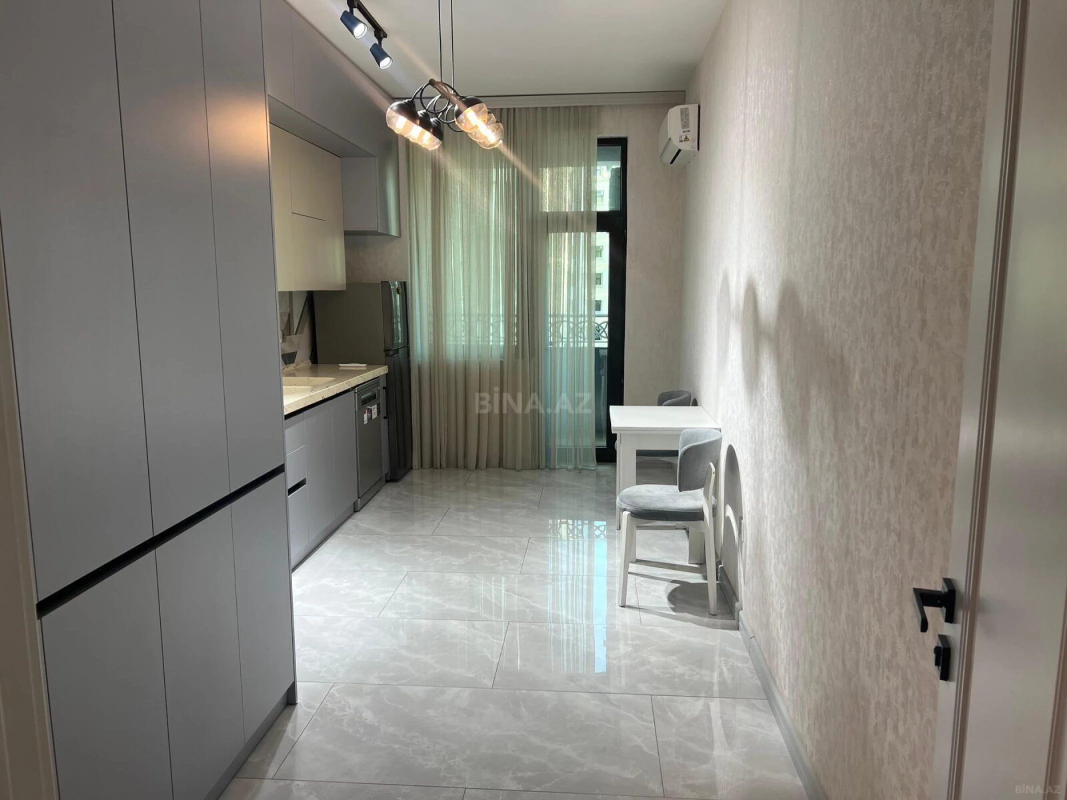 Kirayə verilir 2 otaqlı mənzil 93 m²