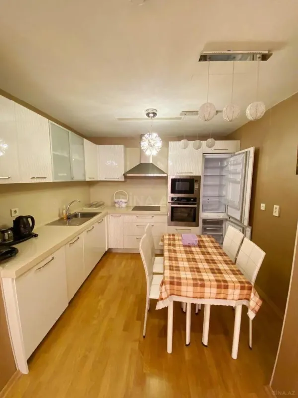 Kirayə verilir 2 otaqlı mənzil 90 m²