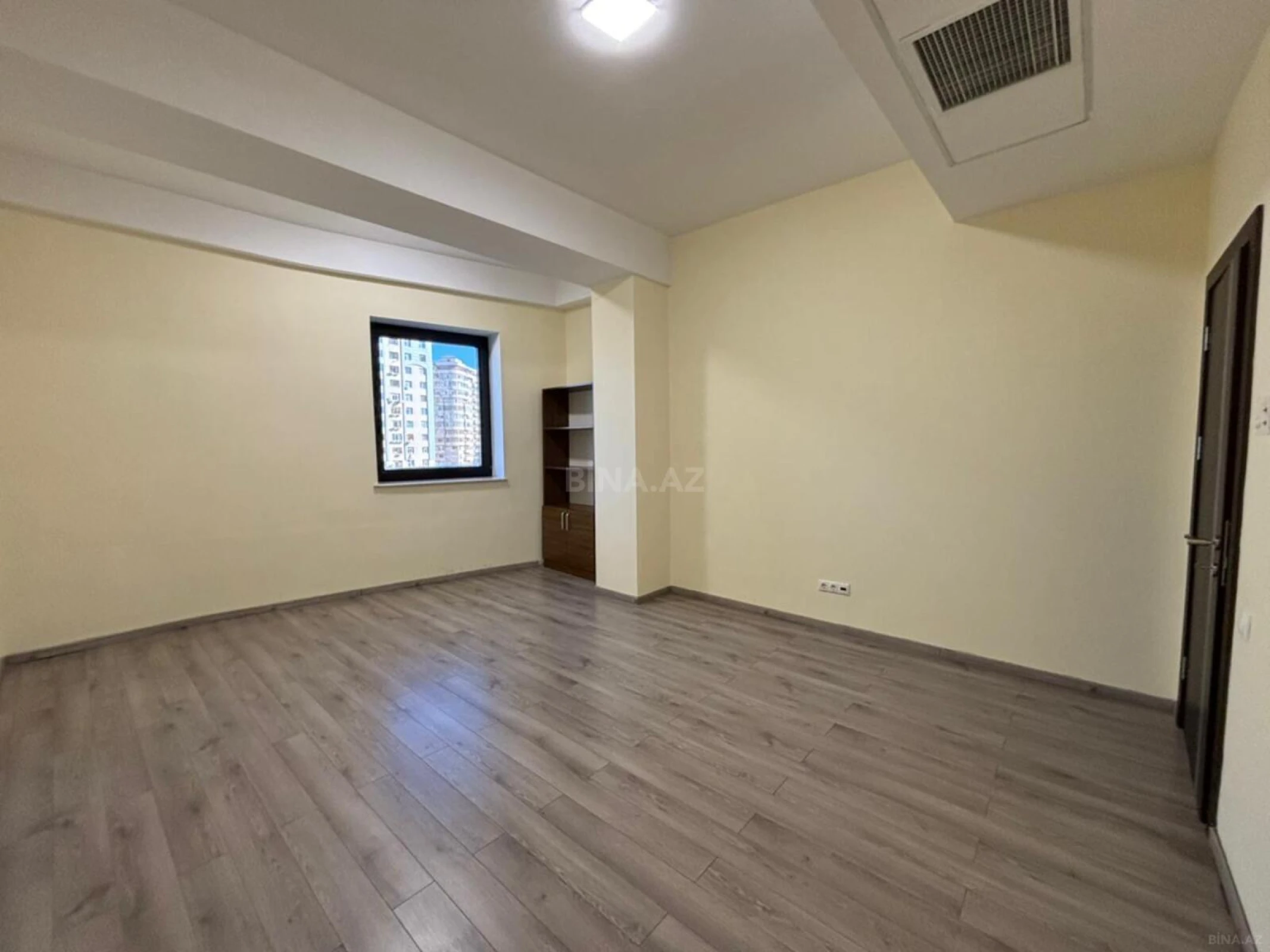 Kirayə verilir 4 otaqlı ofis 245 m²