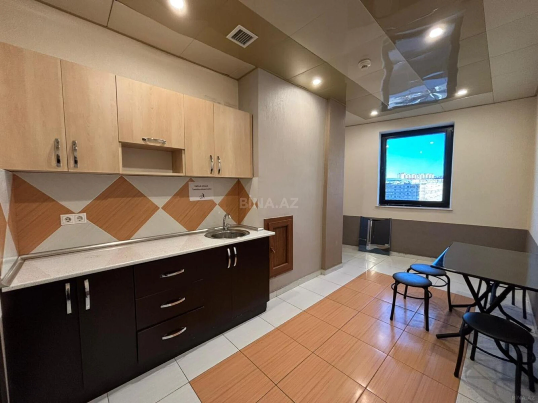 Kirayə verilir 4 otaqlı ofis 245 m²