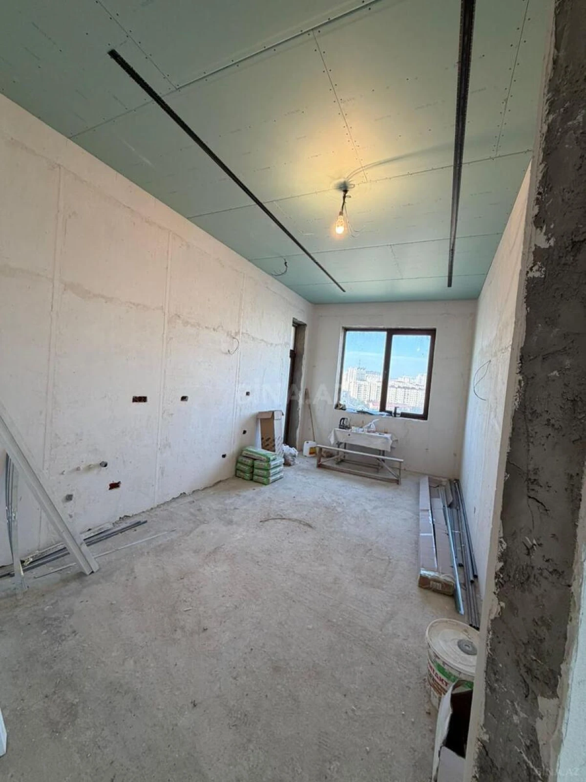 Satılır 4 otaqlı mənzil 200 m²