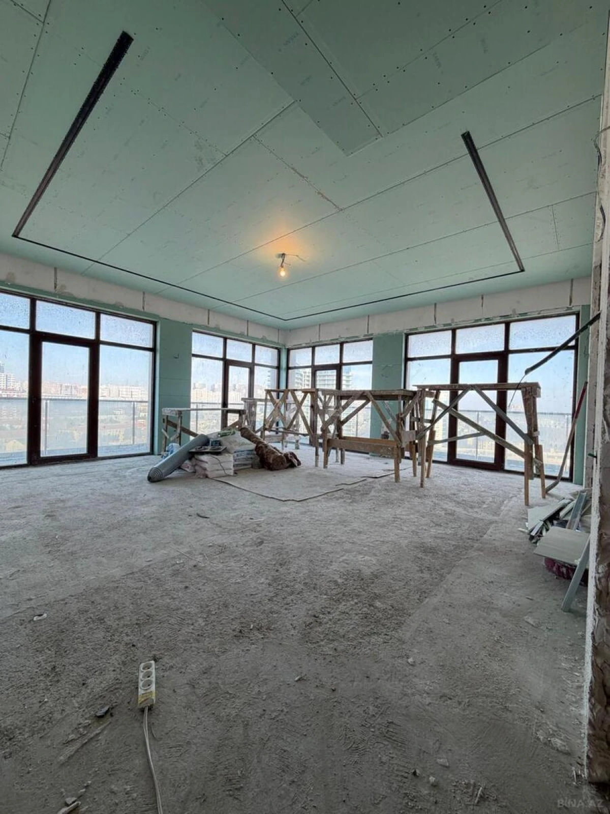 Satılır 4 otaqlı mənzil 200 m²