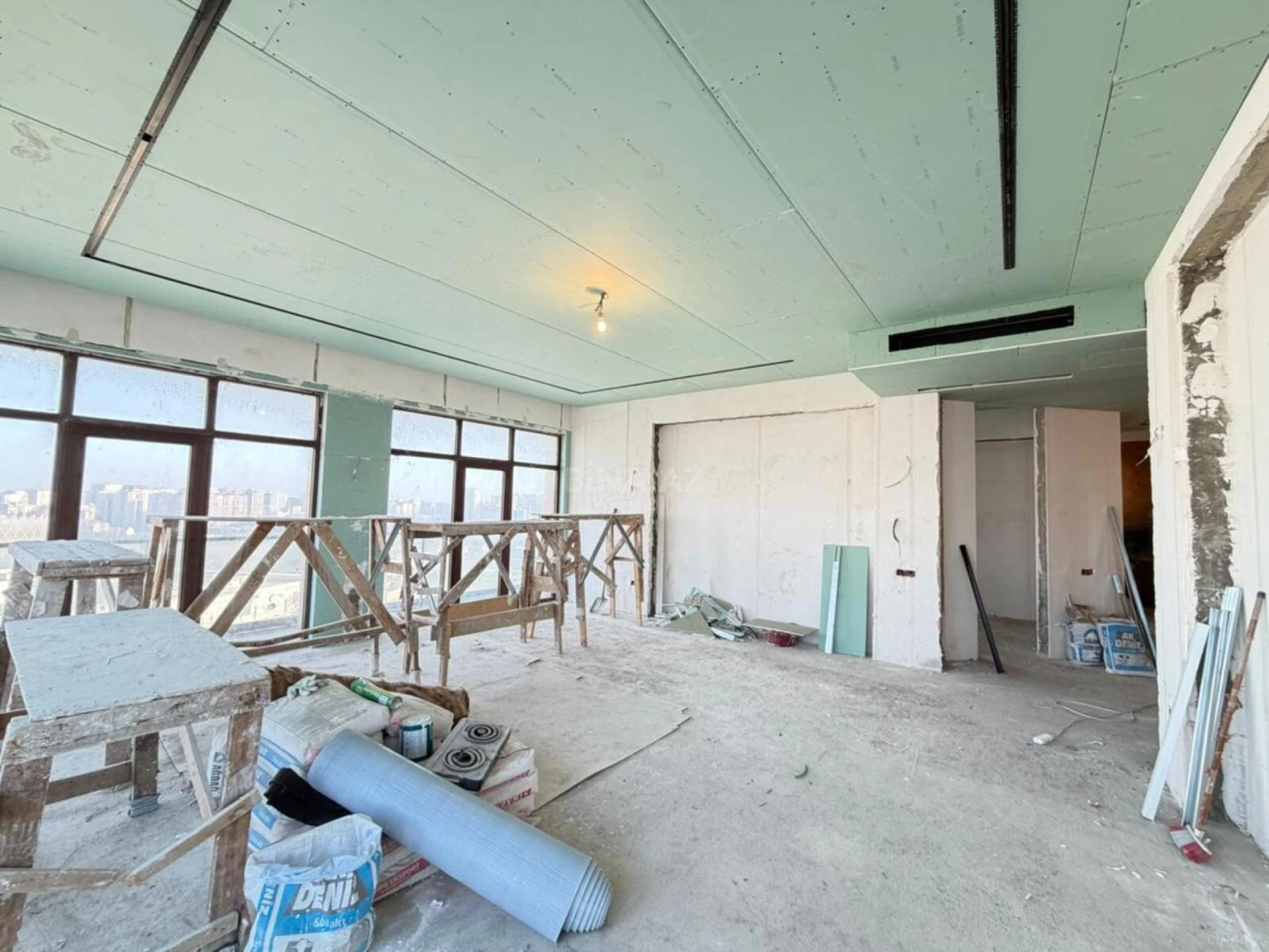 Satılır 4 otaqlı mənzil 200 m²