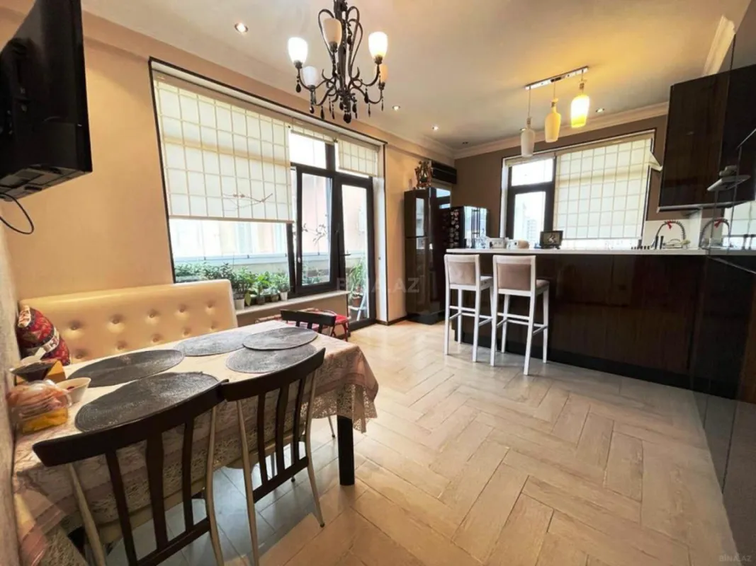 Satılır 4 otaqlı mənzil 200 m²
