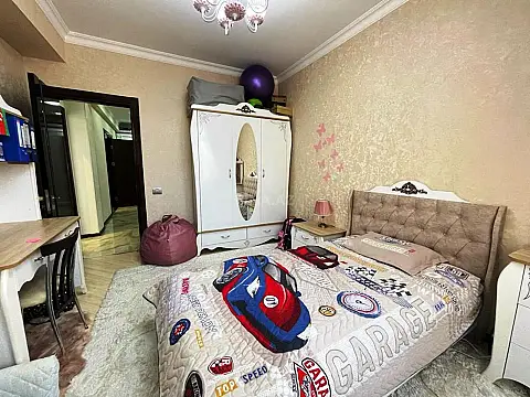 Satılır 4 otaqlı mənzil 200 m²