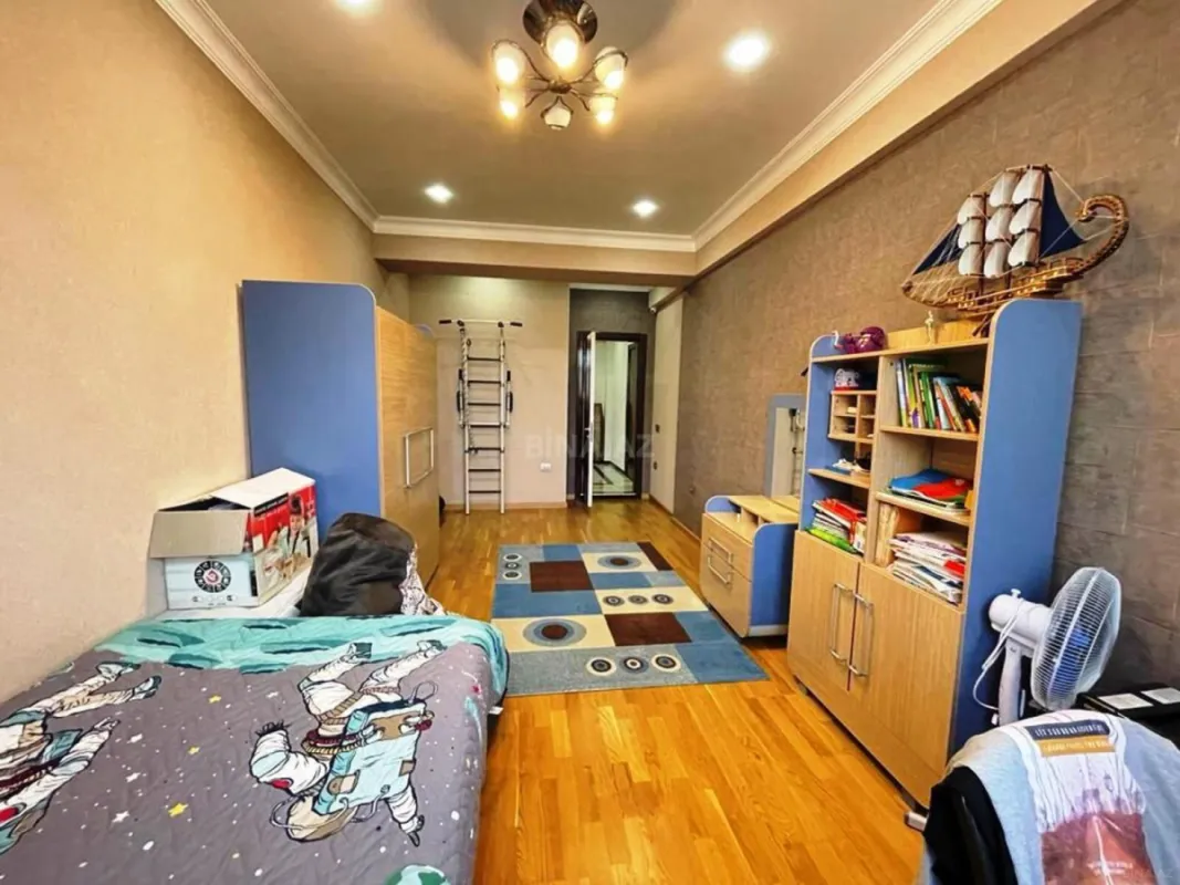 Satılır 4 otaqlı mənzil 200 m²