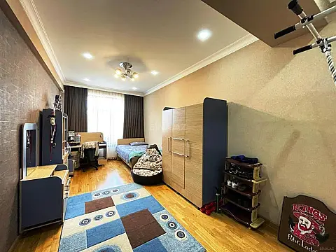 Satılır 4 otaqlı mənzil 200 m²