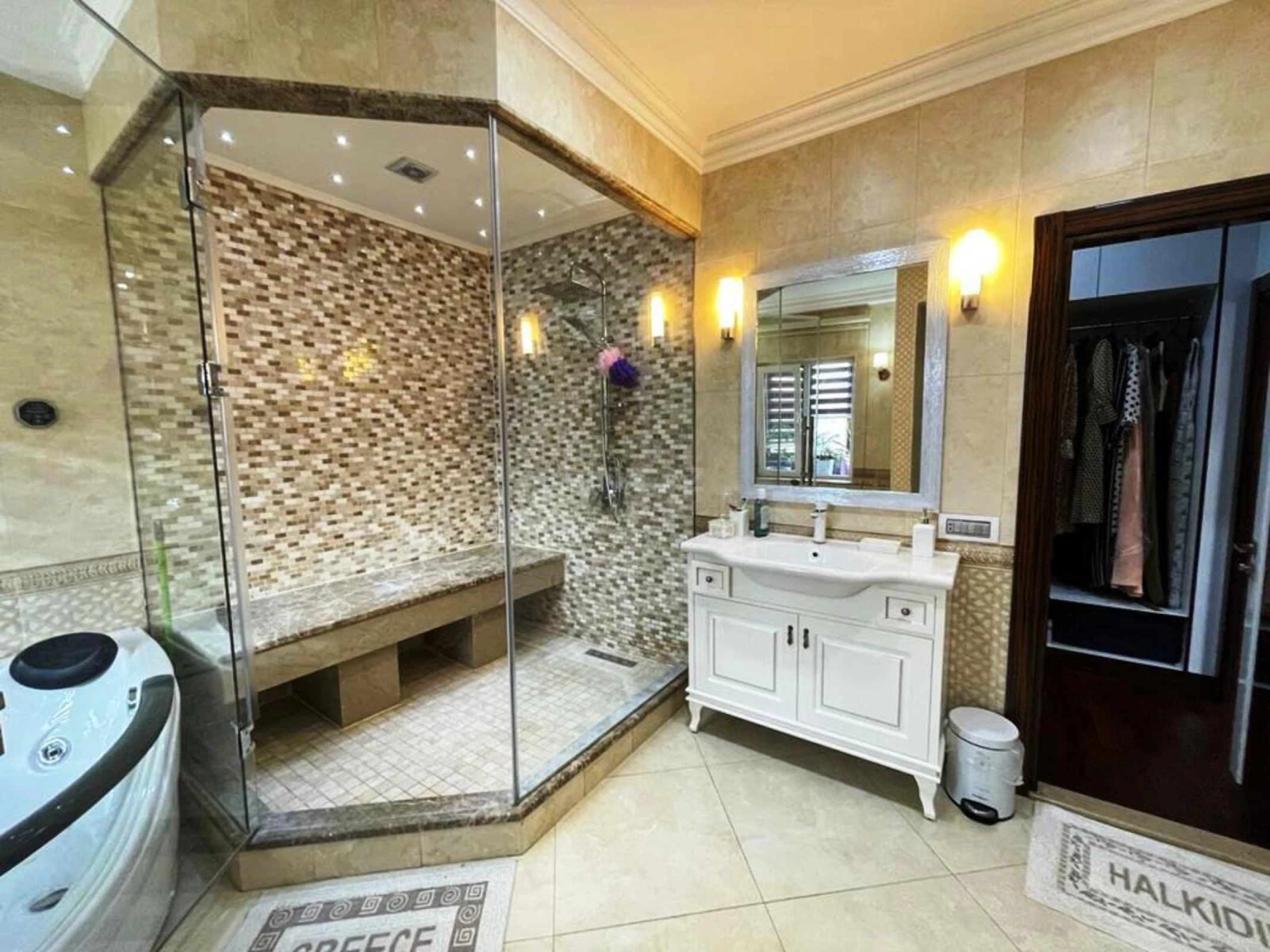 Satılır 4 otaqlı mənzil 200 m²