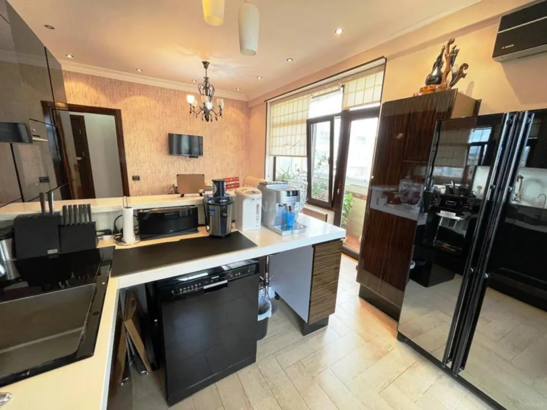 Satılır 4 otaqlı mənzil 200 m²