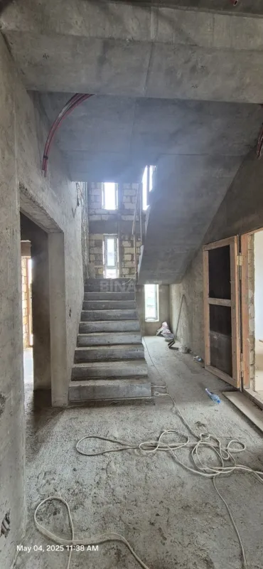 Satılır 8 otaqlı həyət evi 300 m²