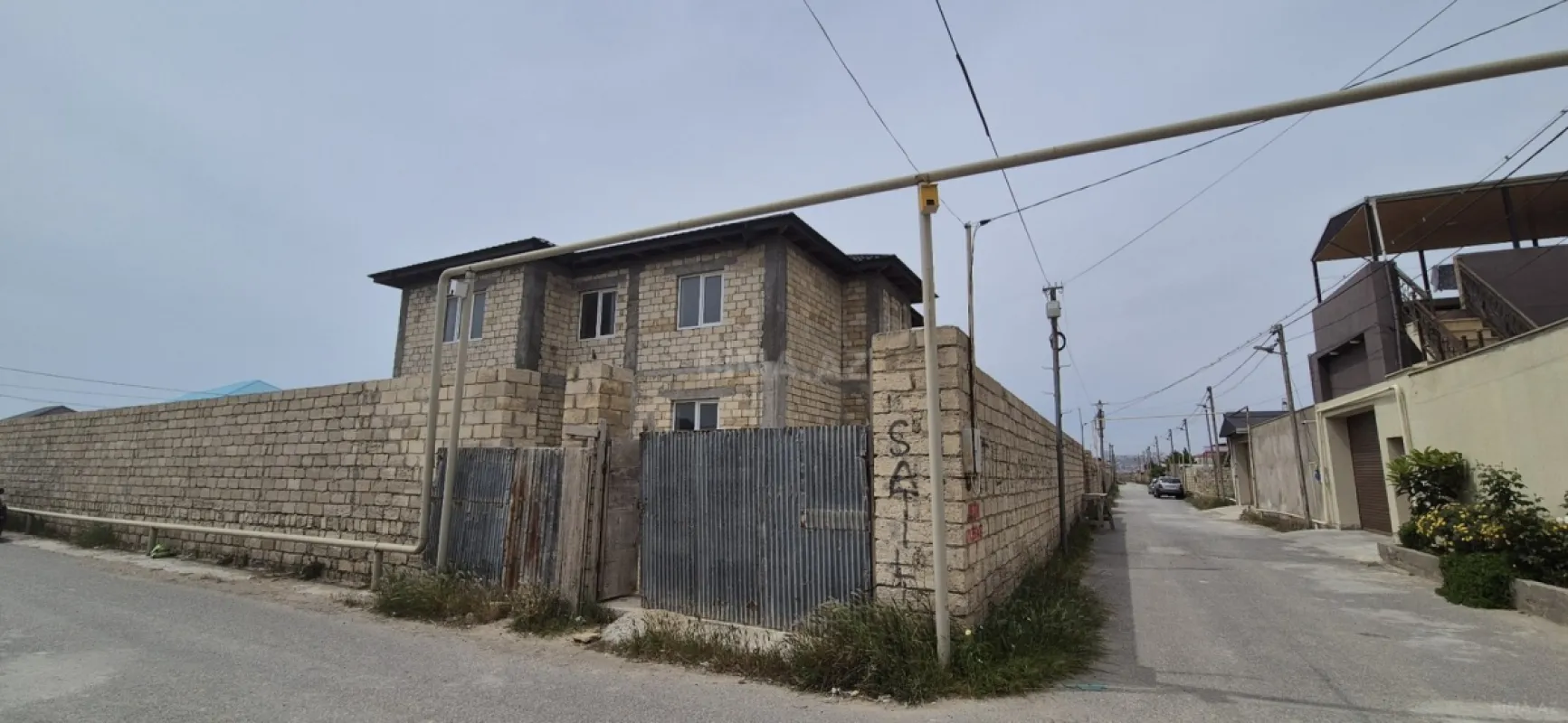 Satılır 8 otaqlı həyət evi 300 m²