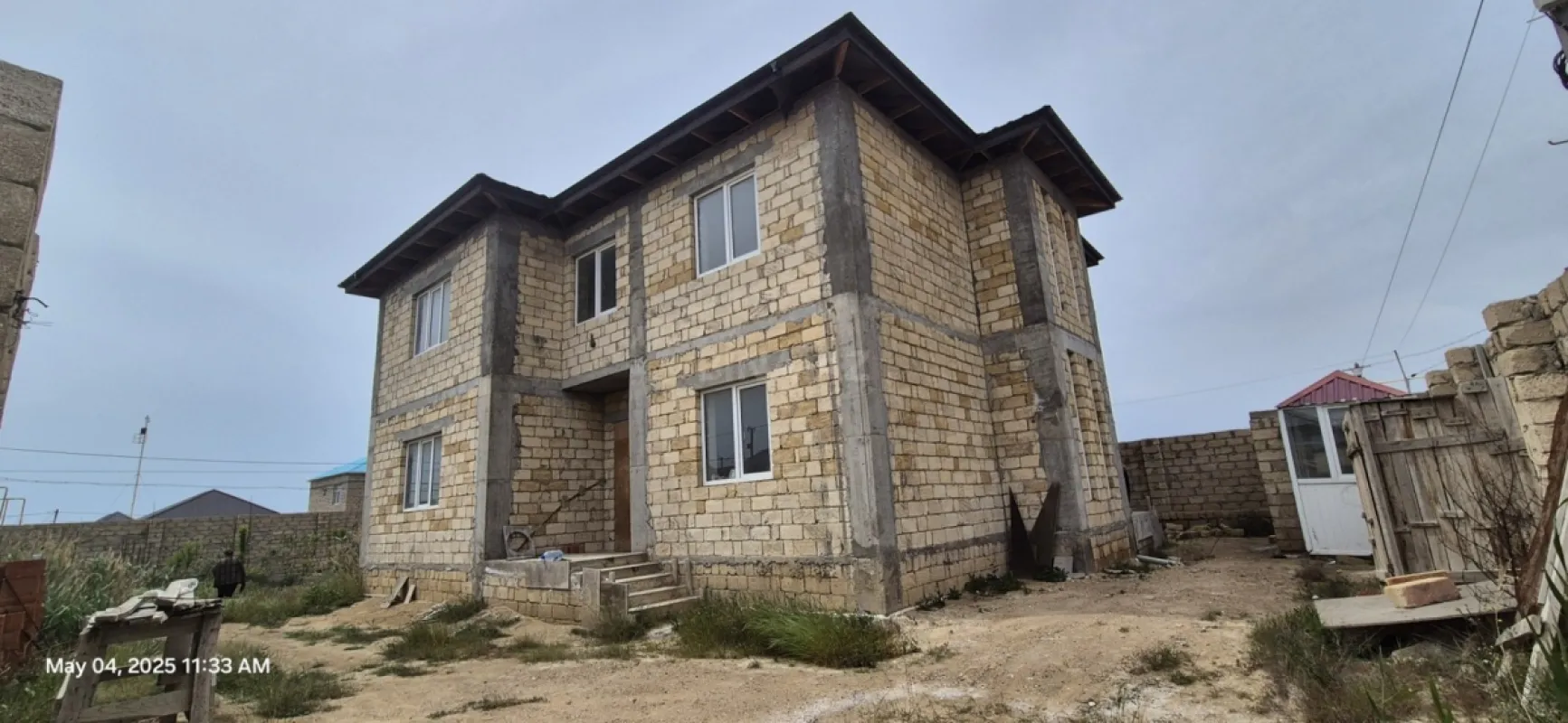 Satılır 8 otaqlı həyət evi 300 m²