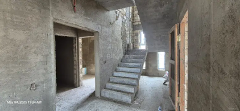 Satılır 8 otaqlı həyət evi 300 m²