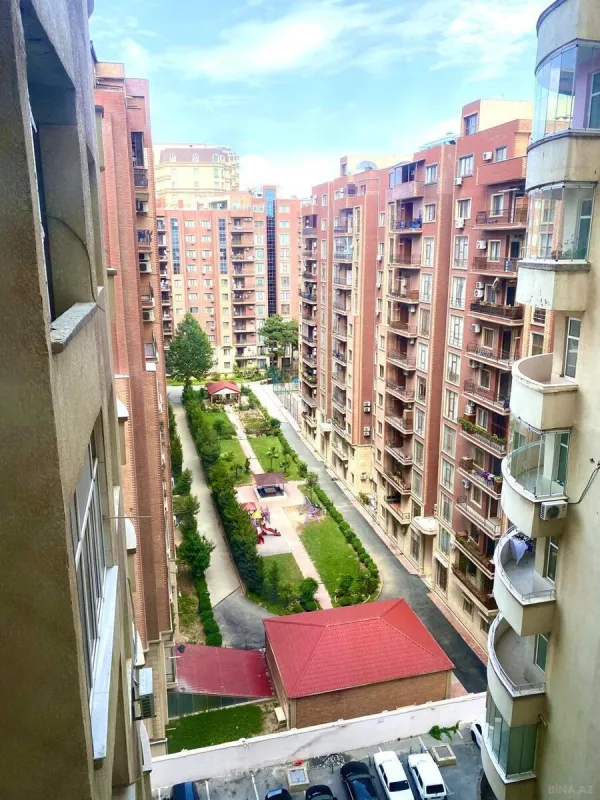 Satılır 4 otaqlı mənzil 210 m²