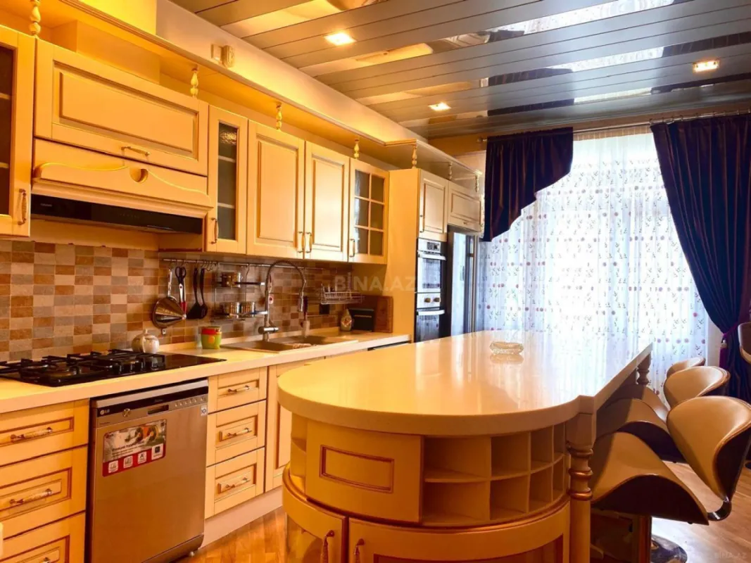 Satılır 4 otaqlı mənzil 210 m²