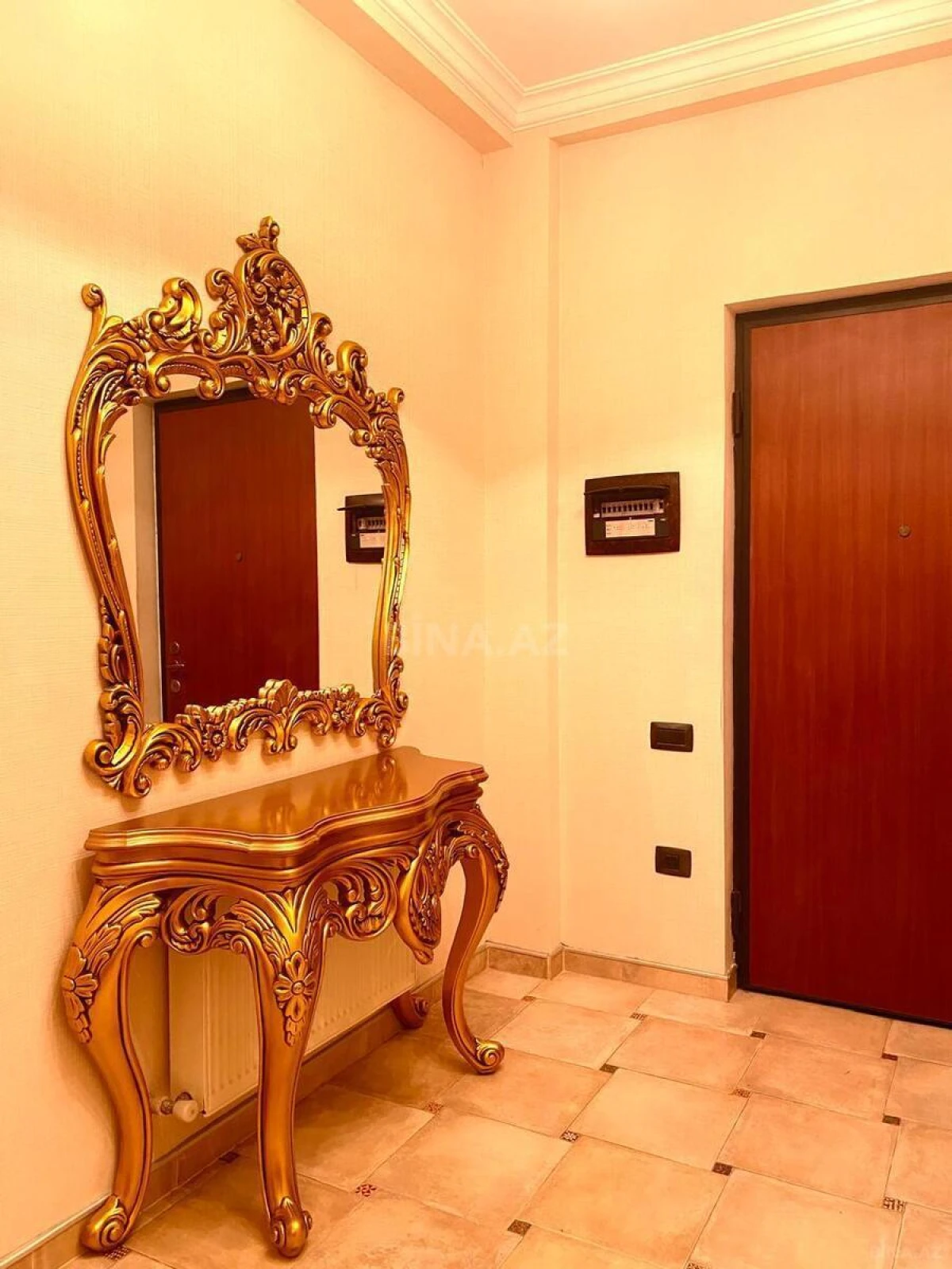 Satılır 4 otaqlı mənzil 210 m²