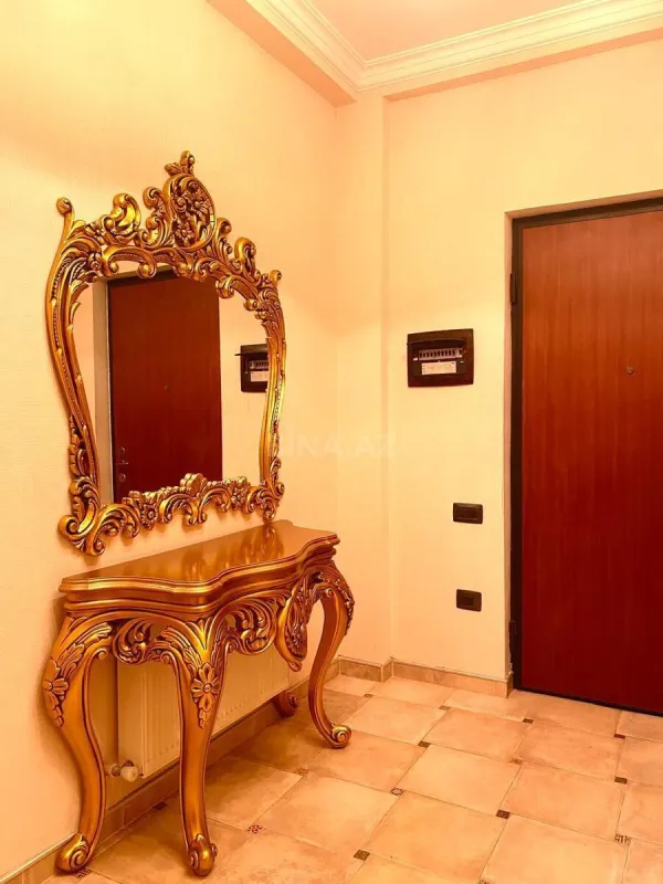 Satılır 4 otaqlı mənzil 210 m²