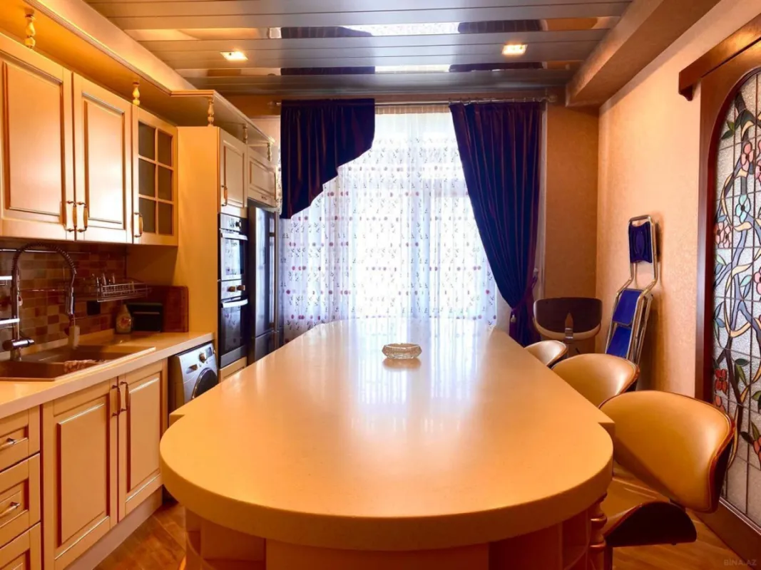 Satılır 4 otaqlı mənzil 210 m²