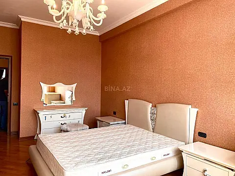 Satılır 4 otaqlı mənzil 210 m²