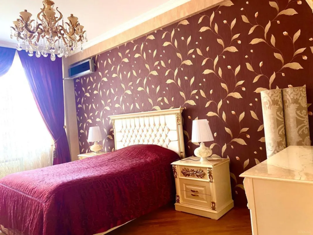 Satılır 4 otaqlı mənzil 210 m²