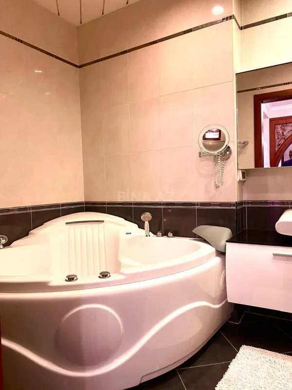 Satılır 4 otaqlı mənzil 210 m²