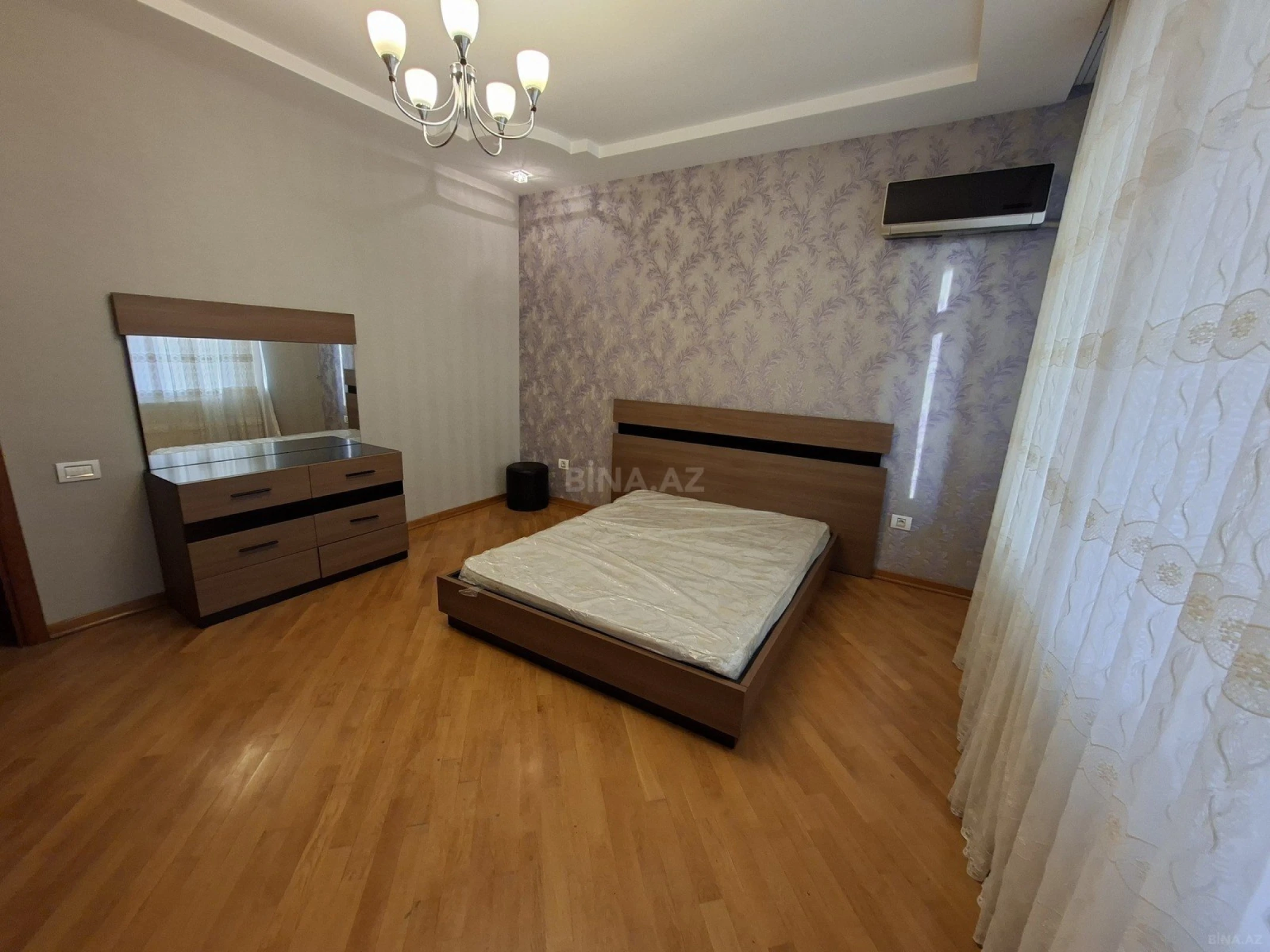 Kirayə verilir 3 otaqlı mənzil 140 m²