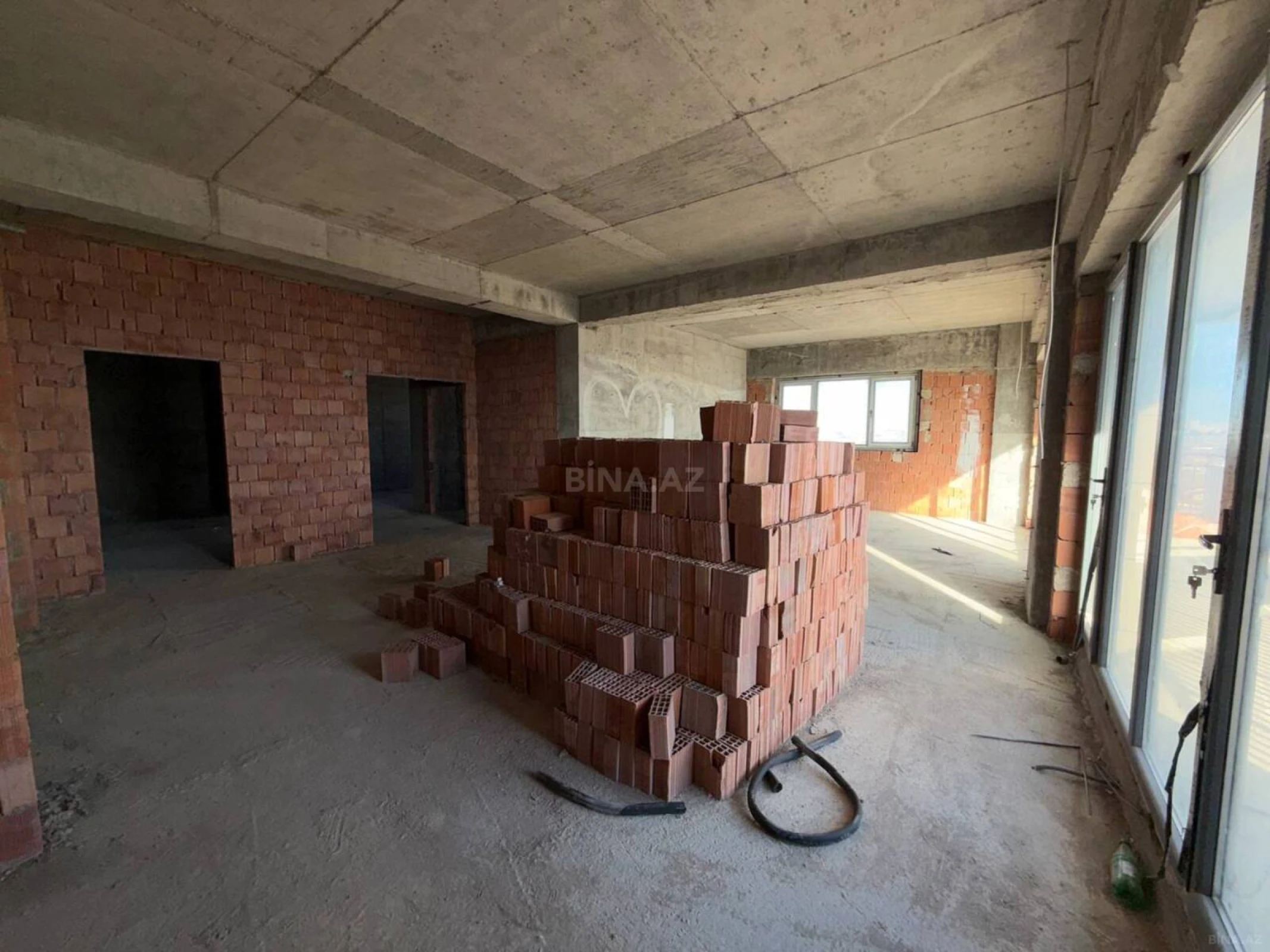 Satılır 3 otaqlı mənzil 157 m²