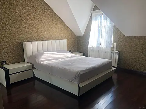 Satılır 5 otaqlı həyət evi 520 m²