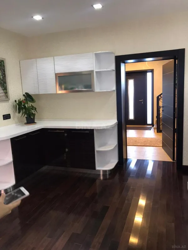 Satılır 5 otaqlı həyət evi 520 m²