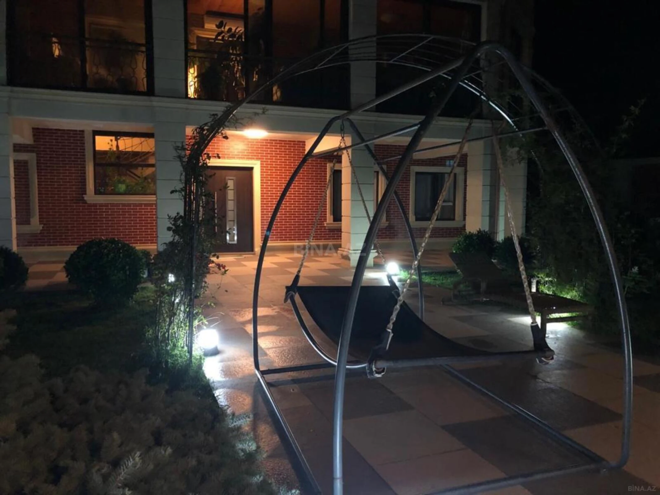 Satılır 5 otaqlı həyət evi 520 m²