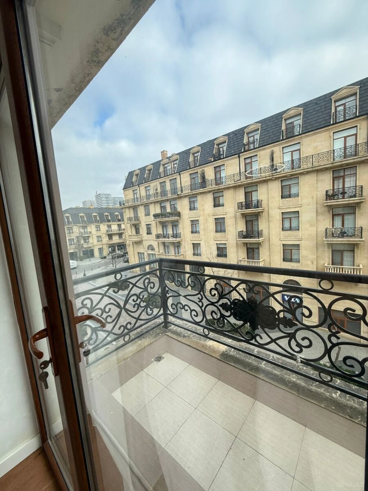 Kirayə verilir 3 otaqlı mənzil 140 m²