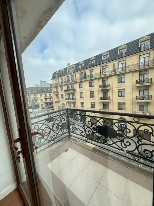 Kirayə verilir 3 otaqlı mənzil 140 m²