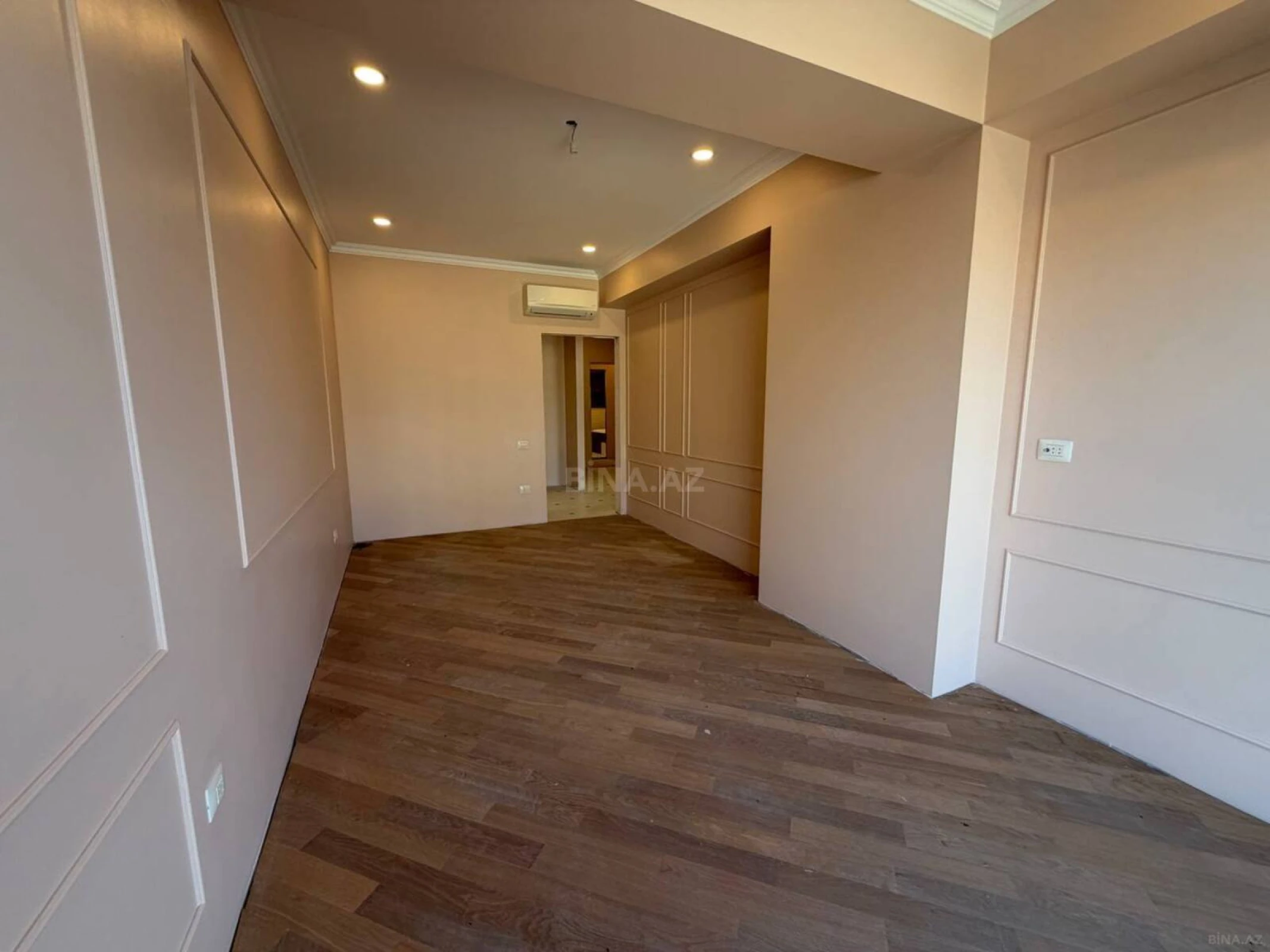 Satılır 4 otaqlı mənzil 182 m²