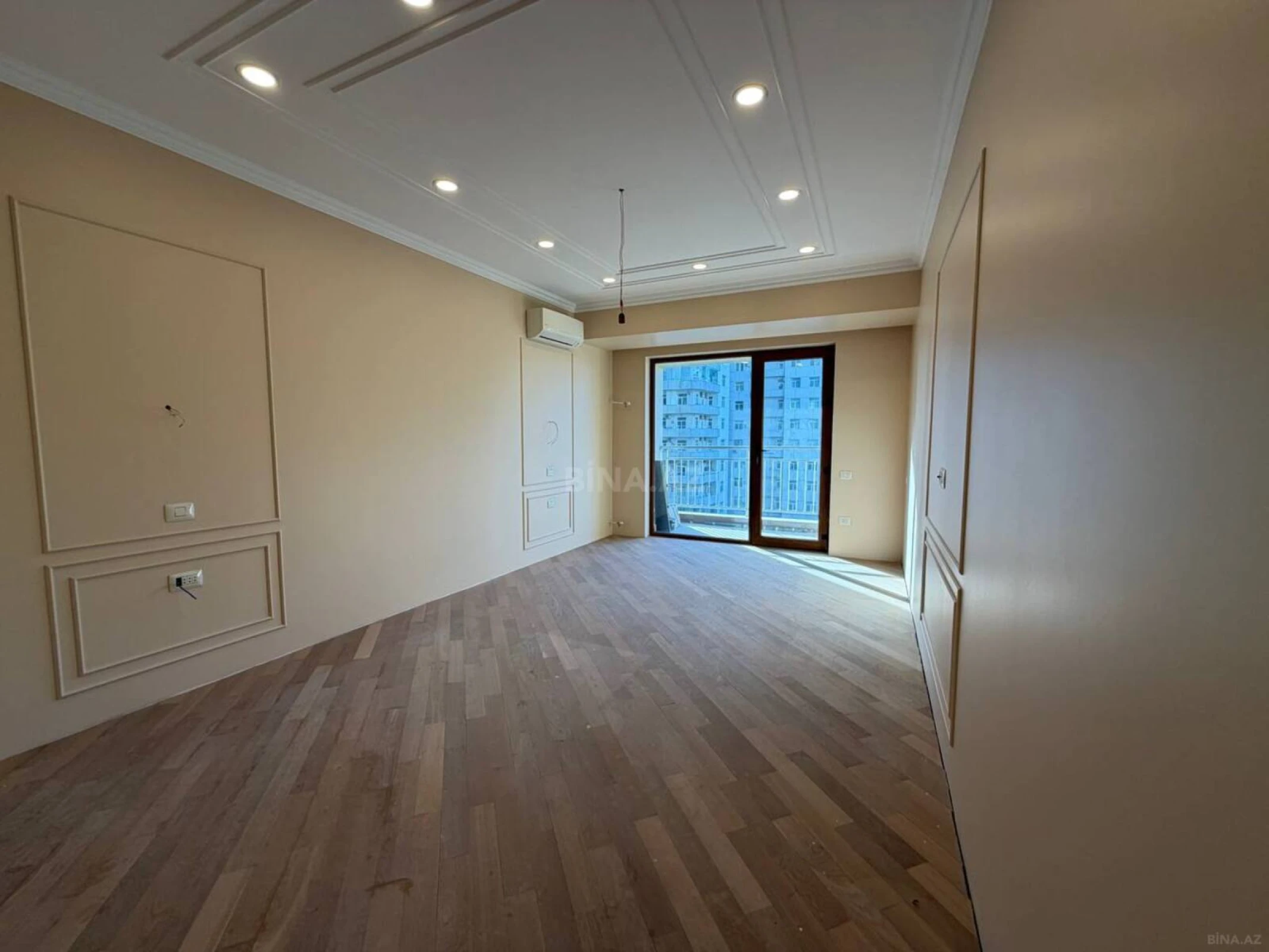 Satılır 4 otaqlı mənzil 182 m²