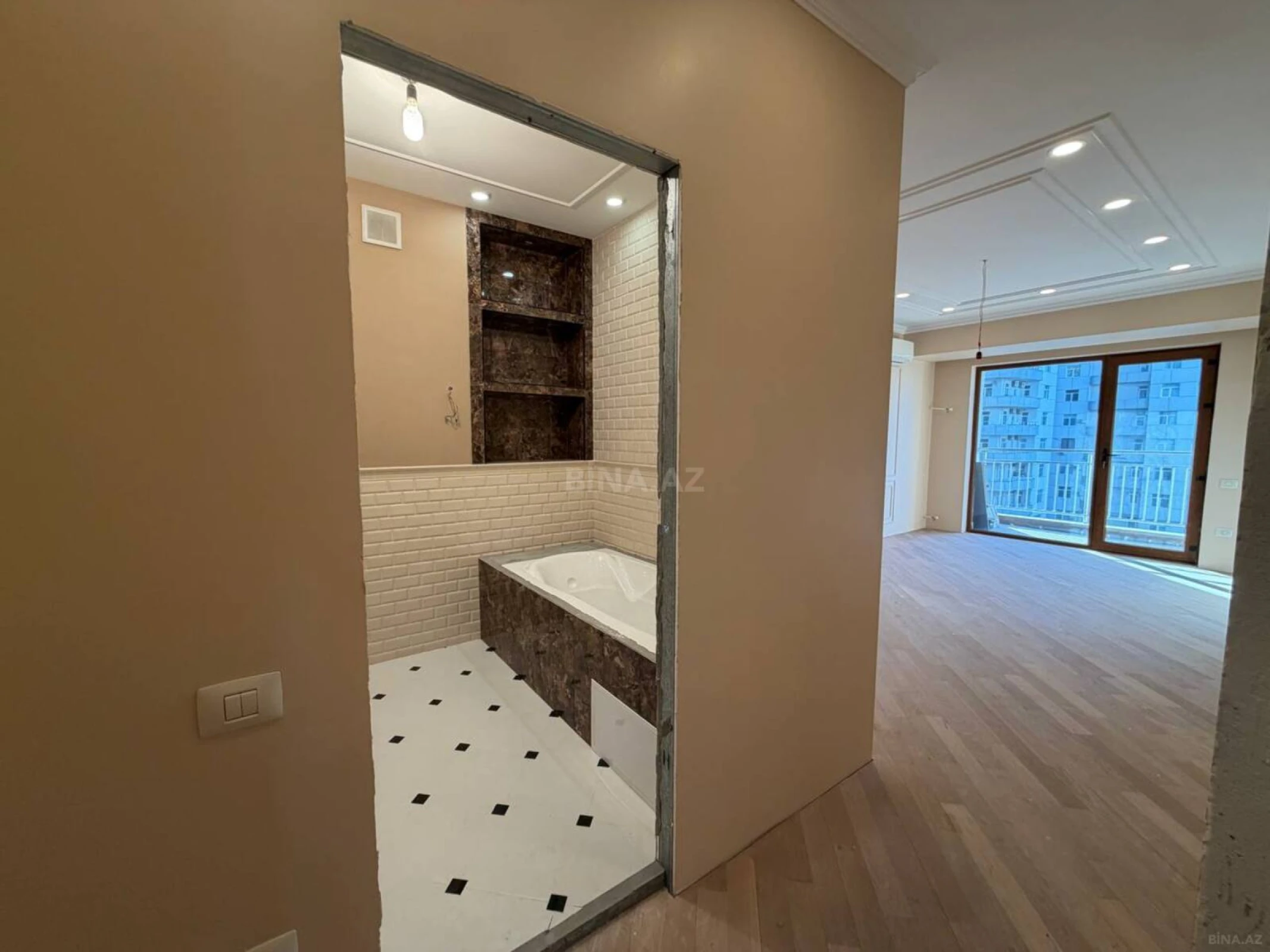 Satılır 4 otaqlı mənzil 182 m²