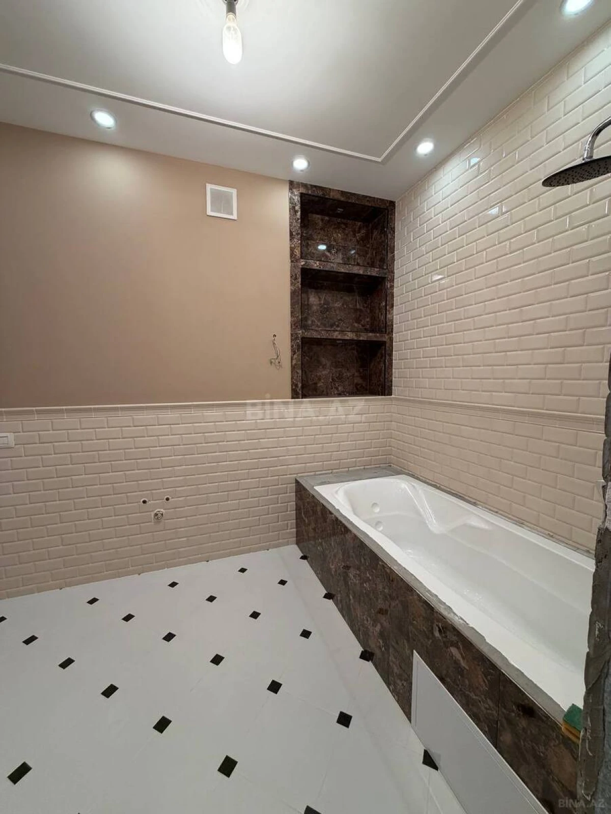 Satılır 4 otaqlı mənzil 182 m²