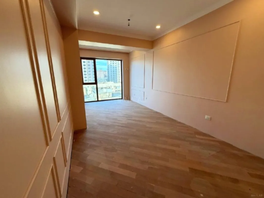 Satılır 4 otaqlı mənzil 182 m²