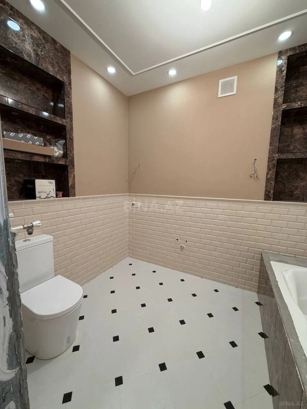 Satılır 4 otaqlı mənzil 182 m²