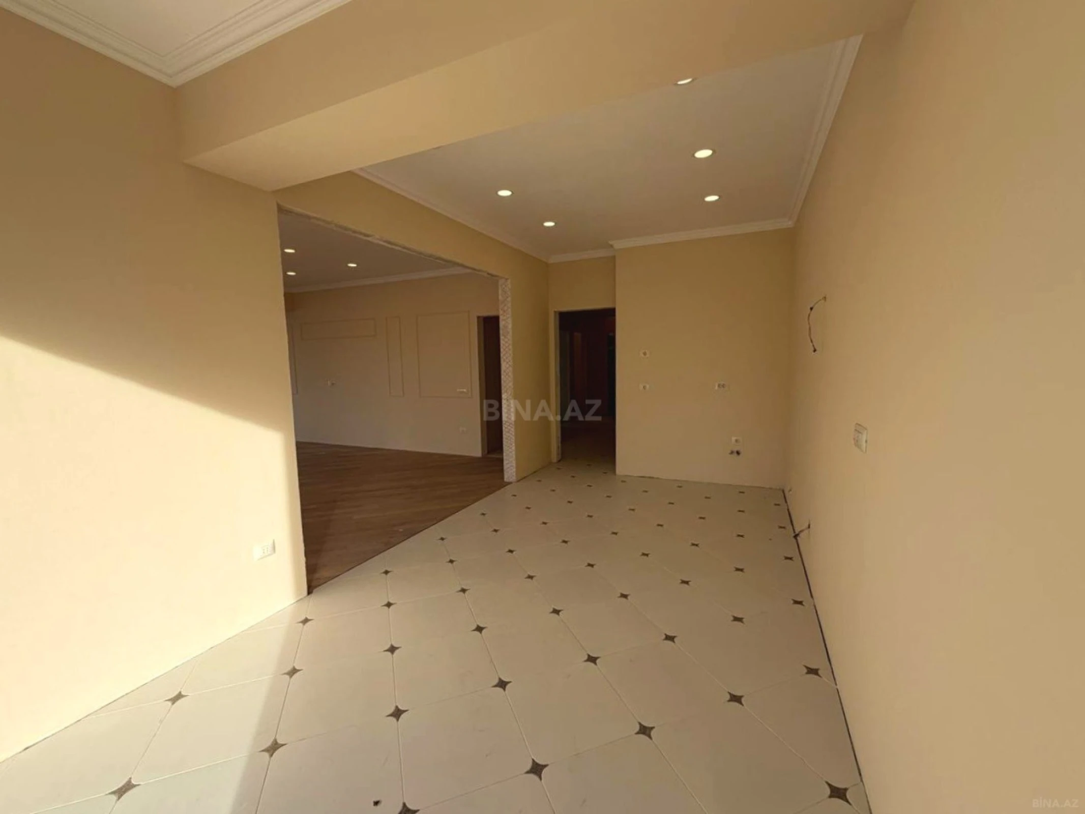 Satılır 4 otaqlı mənzil 182 m²