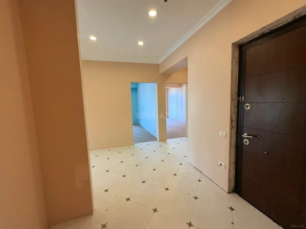 Satılır 4 otaqlı mənzil 182 m²