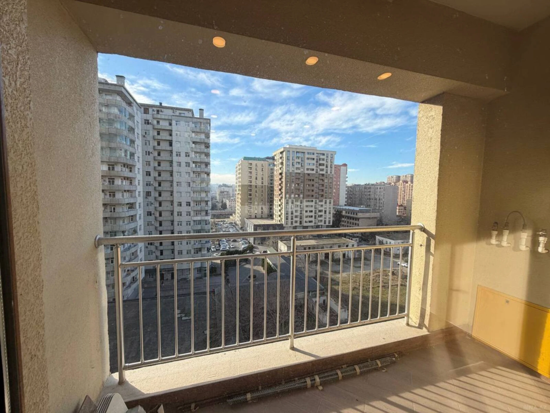 Satılır 4 otaqlı mənzil 182 m²