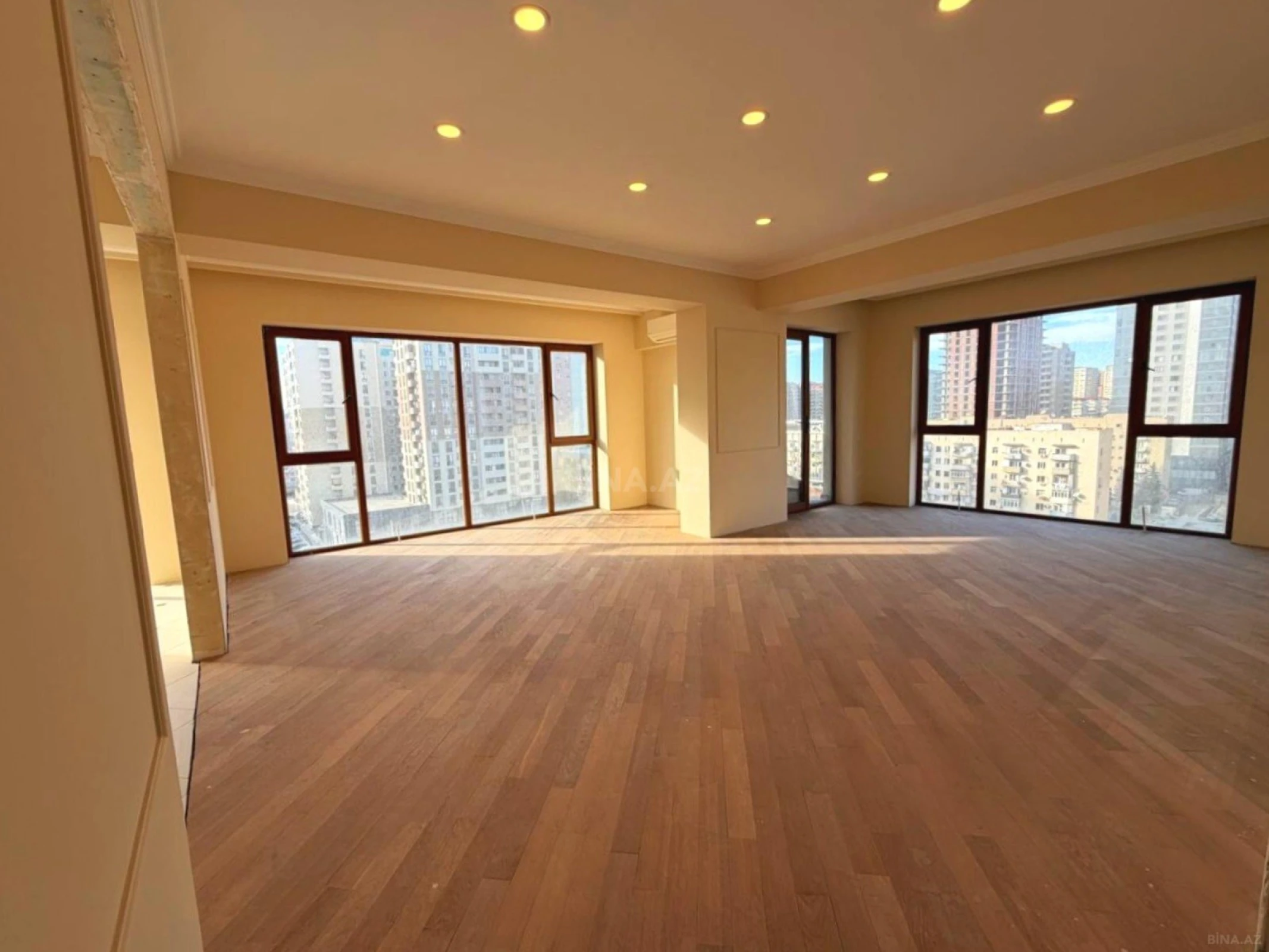 Satılır 4 otaqlı mənzil 182 m²