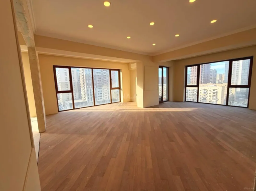 Satılır 4 otaqlı mənzil 182 m²