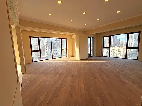 Satılır 4 otaqlı mənzil 182 m²