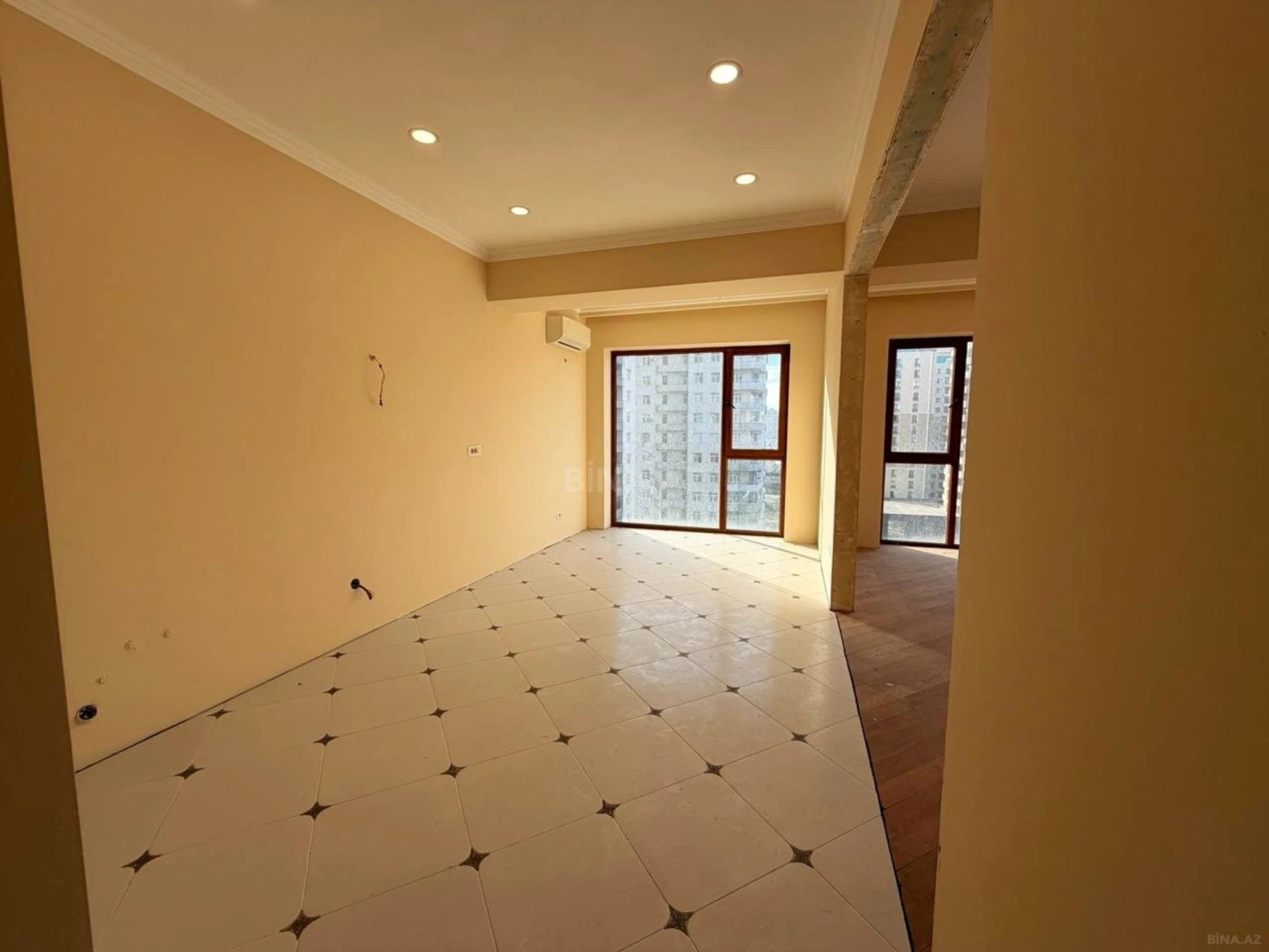 Satılır 4 otaqlı mənzil 182 m²
