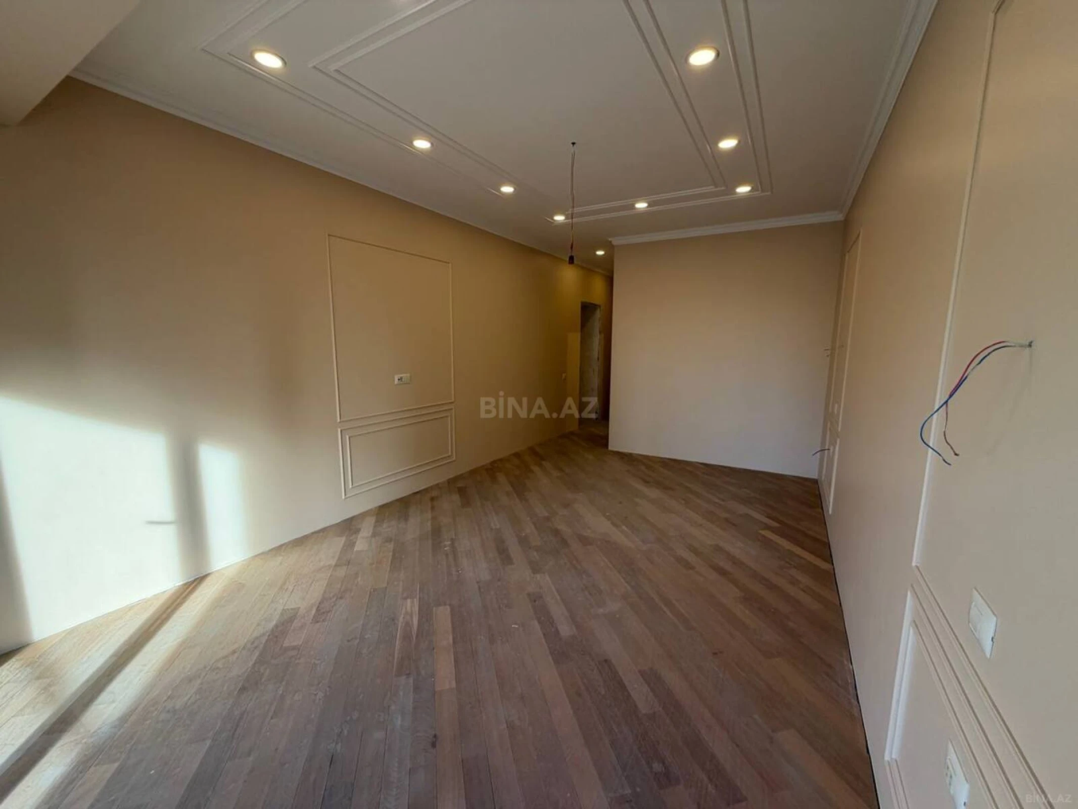 Satılır 4 otaqlı mənzil 182 m²
