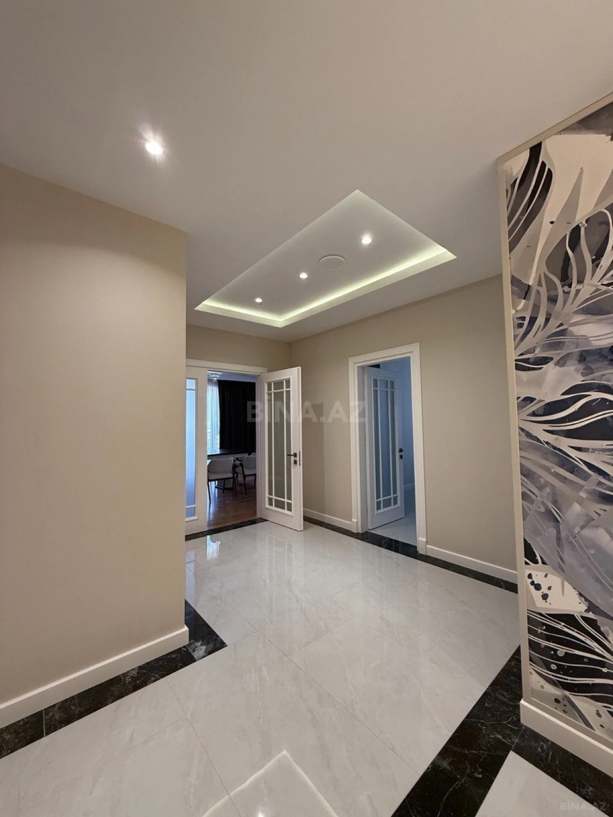 Kirayə verilir 4 otaqlı mənzil 250 m²